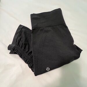 LULULEMON large Gray Capri leggings